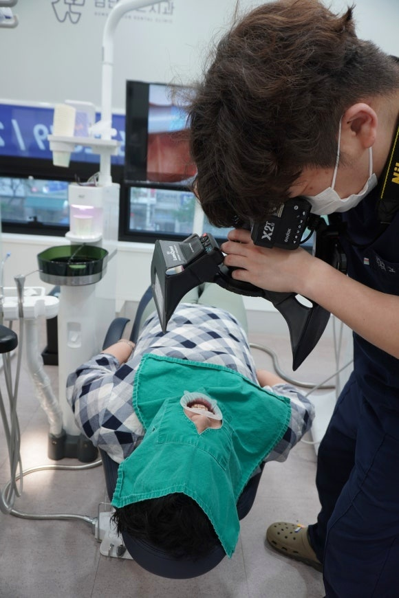검단가온치과 DSLR 정밀 구강 촬영  진료 전 고해상도로 구강 상태를 기록합니다