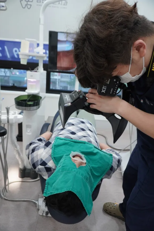 노경우 대표원장이 DSLR 카메라로 구강 상태를 기록하는 모습