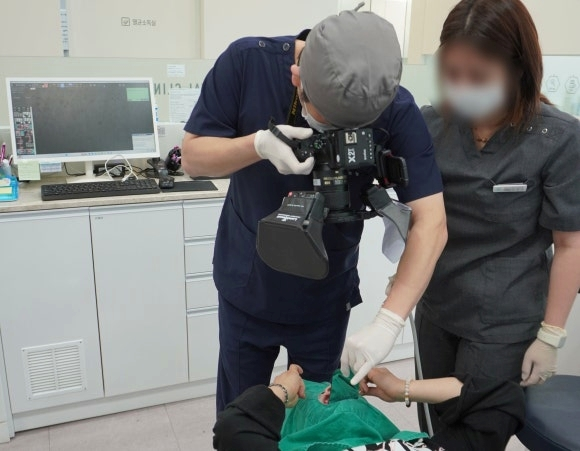 노경우 대표원장 DSLR 촬영 모습